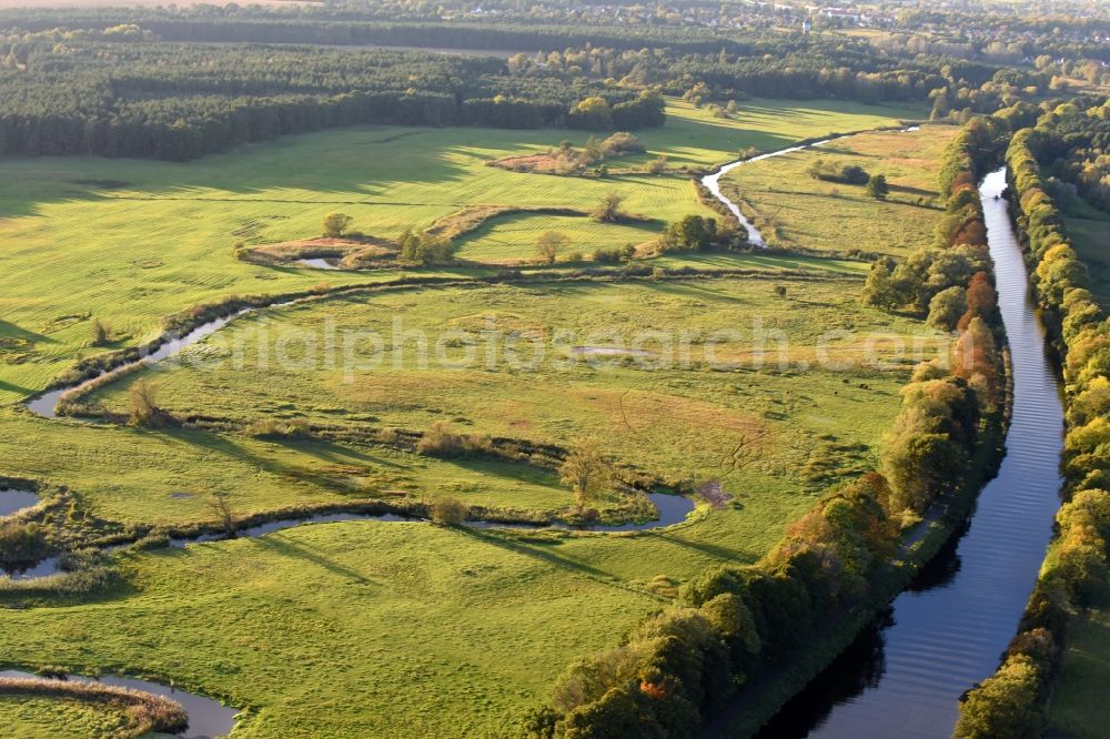 Krewelin from the bird's eye view: Curved loop of the riparian zones on the course of the river Havel in Krewelin in the state Brandenburg, Germany