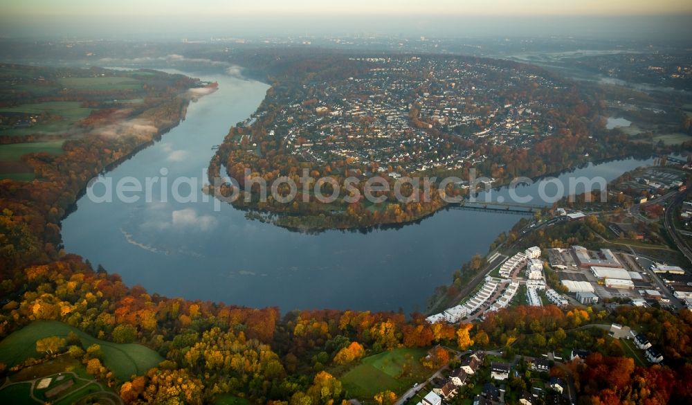 Essen from the bird's eye view: Curved loop of the riparian zones on the course of the river ruhr on Heisinger Bogen in Essen in the state North Rhine-Westphalia