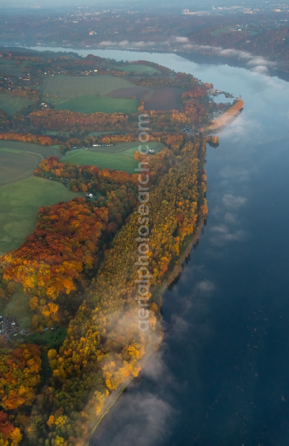 Aerial photograph Essen - Curved loop of the riparian zones on the course of the river ruhr on Heisinger Bogen in Essen in the state North Rhine-Westphalia