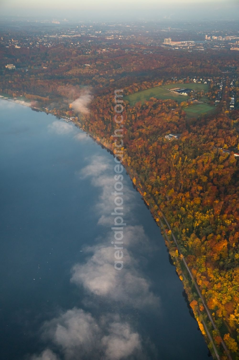 Essen from above - Curved loop of the riparian zones on the course of the river ruhr on Heisinger Bogen in Essen in the state North Rhine-Westphalia