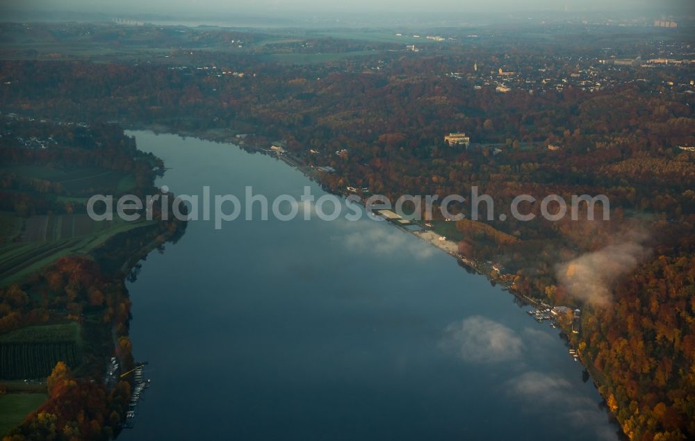 Essen from the bird's eye view: Curved loop of the riparian zones on the course of the river ruhr on Heisinger Bogen in Essen in the state North Rhine-Westphalia