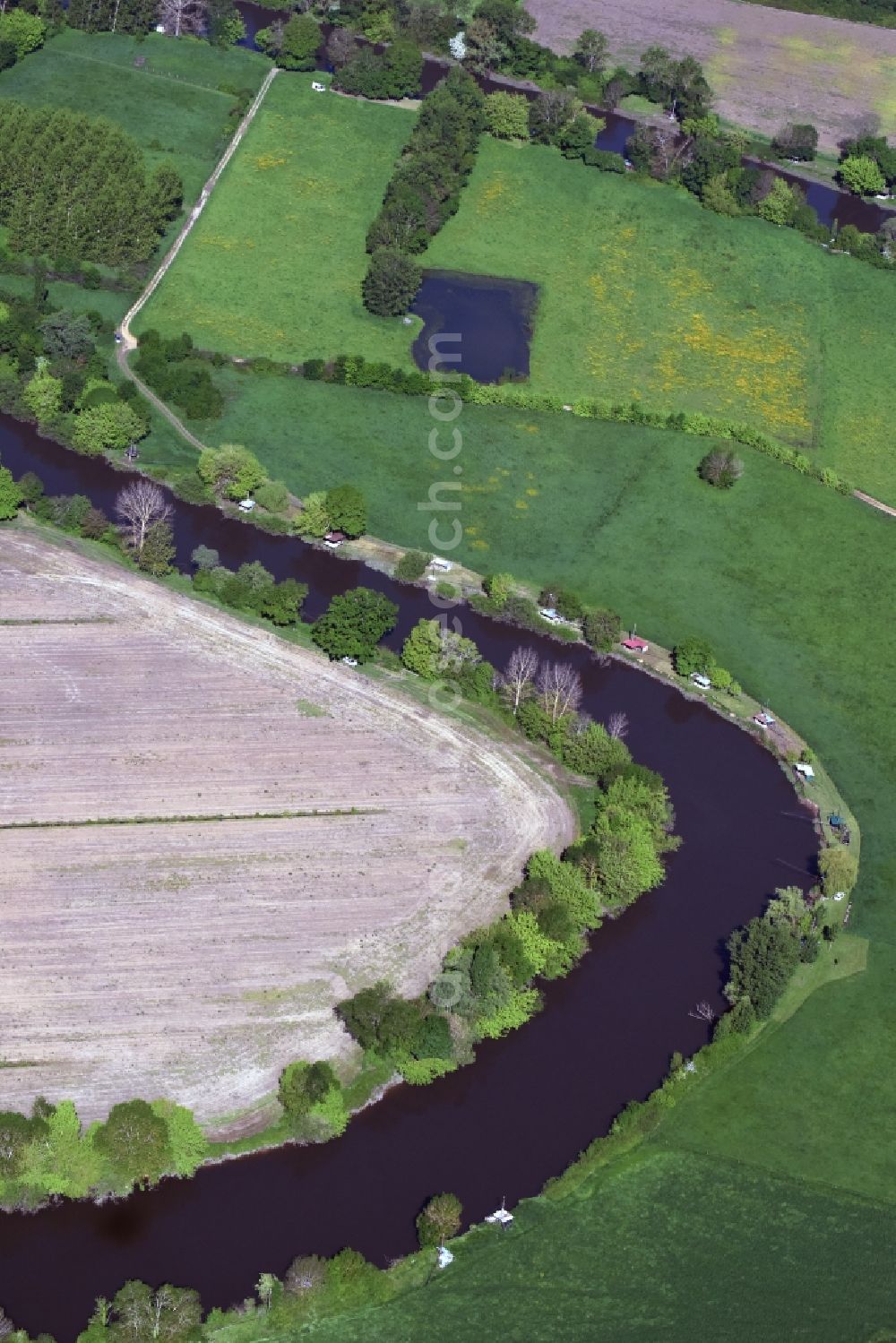 Aerial photograph Saint-Denis-de-Pile - Curved loop of the riparian zones on the course of the river Isle in Saint-Denis-de-Pile in Aquitaine Limousin Poitou-Charentes, France