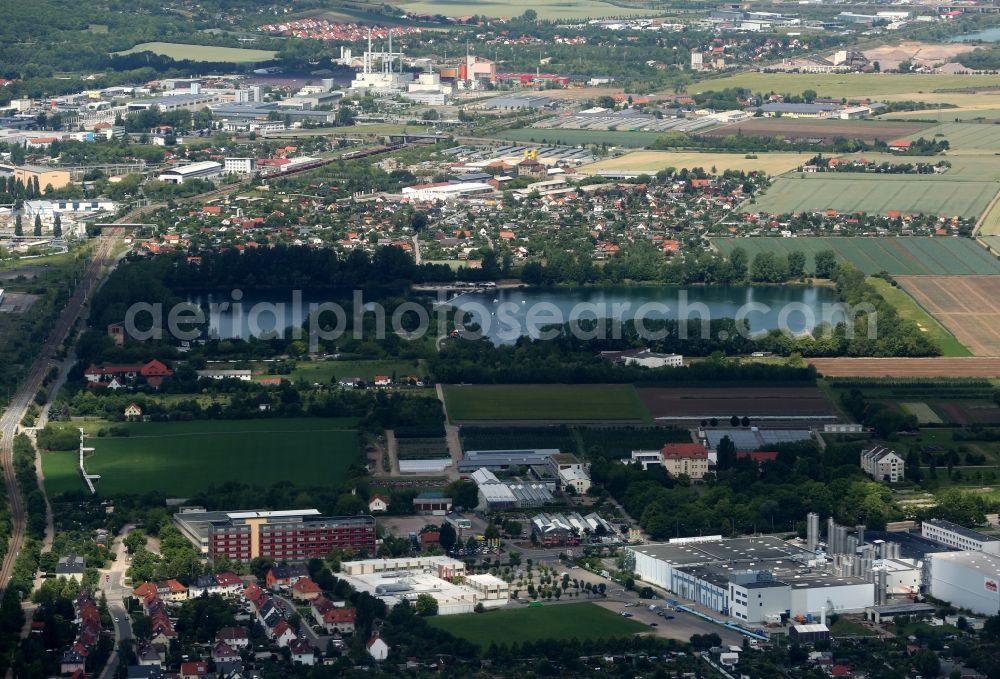 Erfurt from the bird's eye view: Riparian areas of the lake in the recreational area and park of Nordstrand in Erfurt in the state of Thuringia. The lake is surrounded by industrial and commercial areas and an allotement area