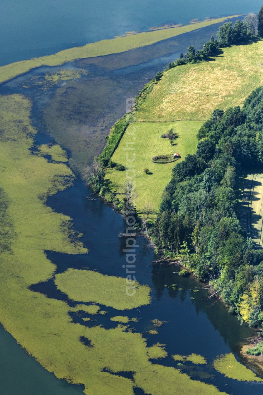 Aerial image Vilgertshofen - Curved loop of the riparian zones on the course of the river Lech on street Schiffahrtweg in Vilgertshofen in the state Bavaria, Germany