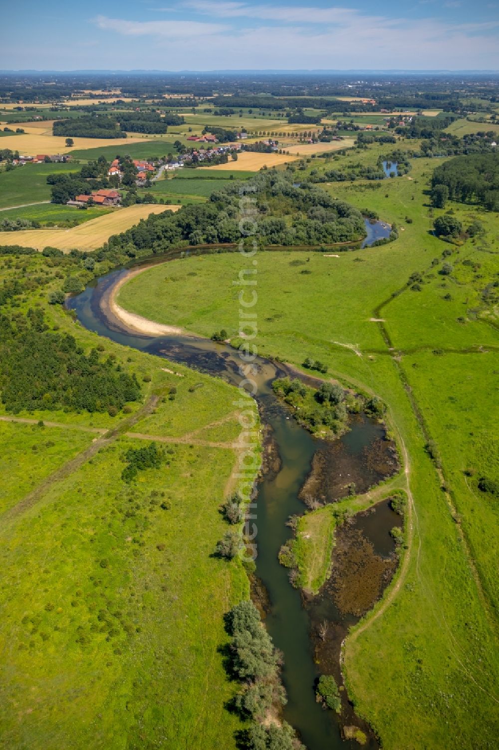 Benninghausen from the bird's eye view: Curved loop of the riparian zones on the course of the river of Lippe in Benninghausen in the state North Rhine-Westphalia, Germany