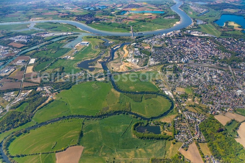 Wesel from above - Curved loop of the riparian zones on the course of the river Lippe - in Wesel in the state North Rhine-Westphalia, Germany