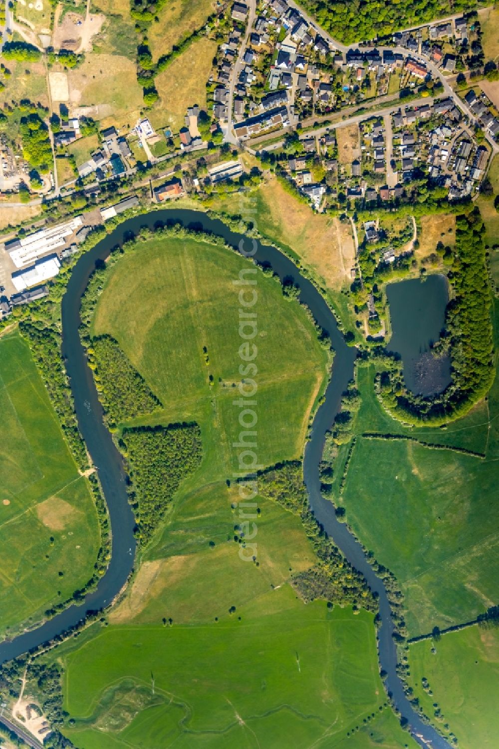 Wesel from the bird's eye view: Curved loop of the riparian zones on the course of the river Lippe - in Wesel in the state North Rhine-Westphalia, Germany