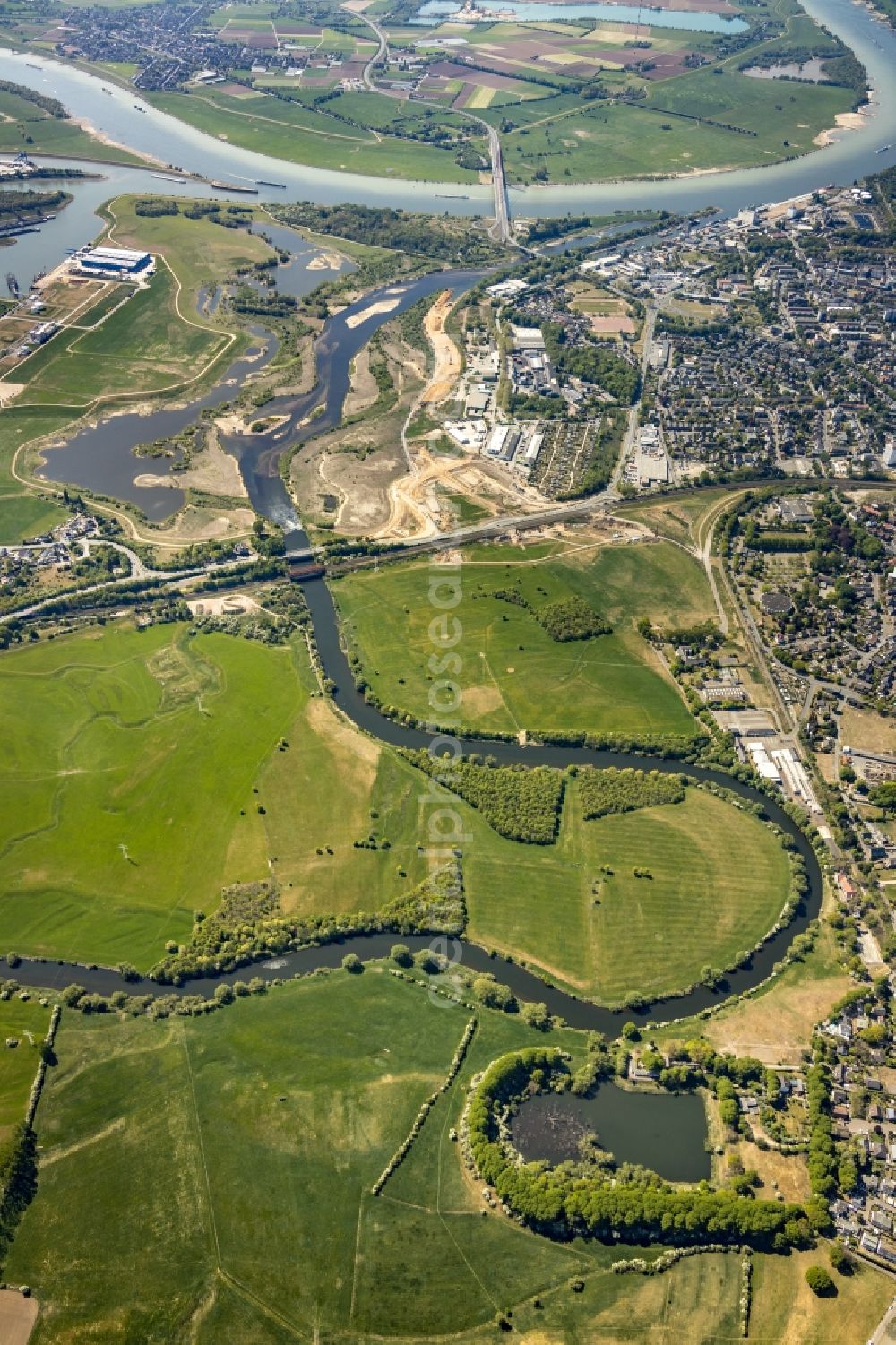 Wesel from the bird's eye view: Curved loop of the riparian zones on the course of the river Lippe - in Wesel in the state North Rhine-Westphalia, Germany