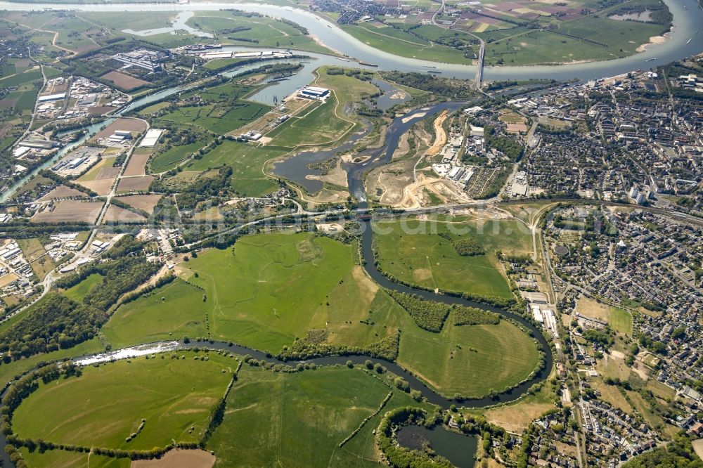 Aerial image Wesel - Curved loop of the riparian zones on the course of the river Lippe - in Wesel in the state North Rhine-Westphalia, Germany