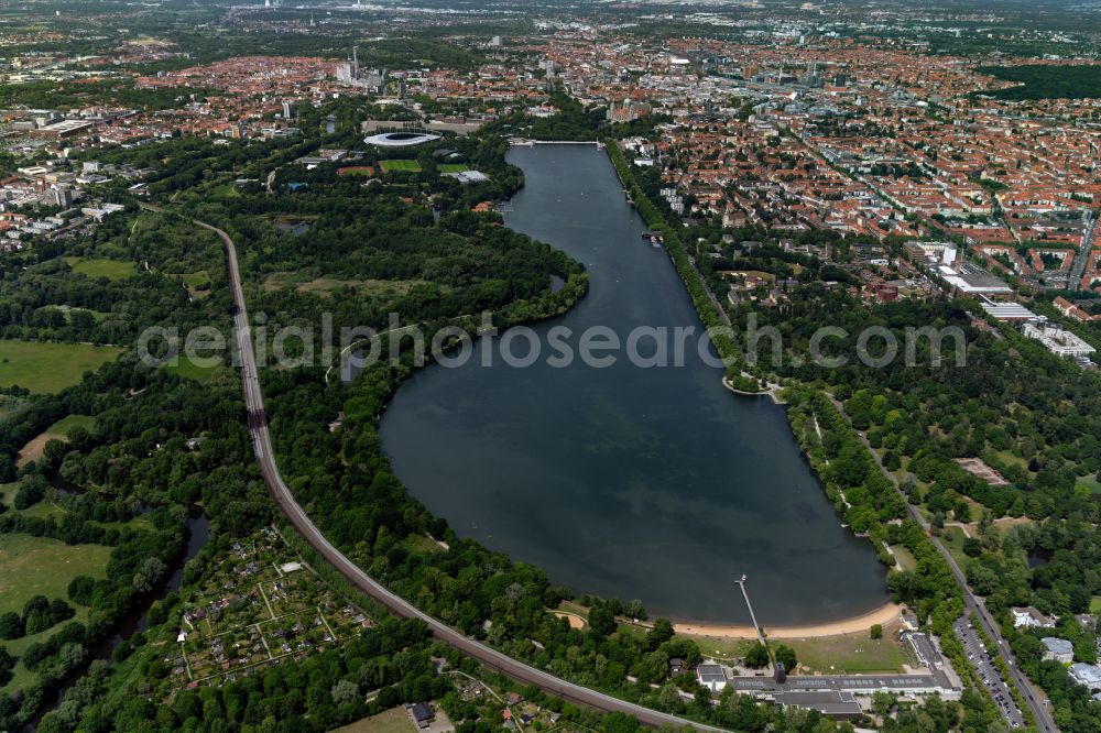 Hannover from the bird's eye view: Riparian areas on the lake area of Maschsee in the district Suedstadt in Hannover in the state Lower Saxony, Germany