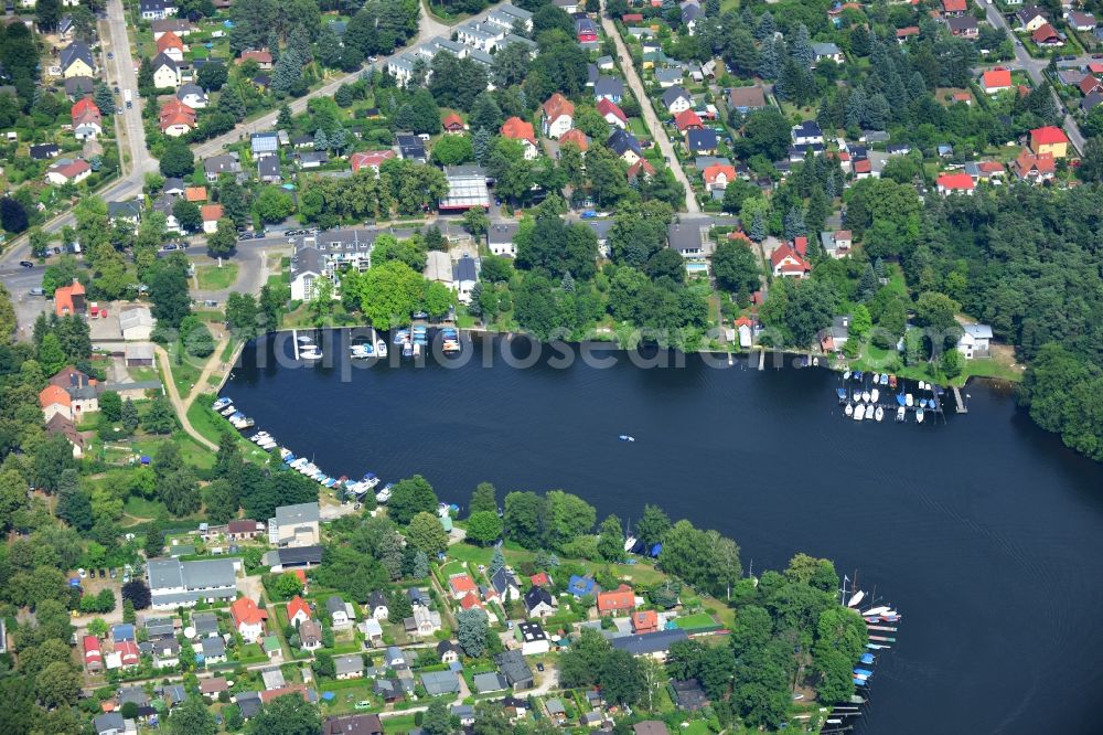 Berlin Rahnsdorf from the bird's eye view: Riparian areas Müggelwerder to the Müggelspree / Little Mueggelsee in Berlin Rahnsdorf