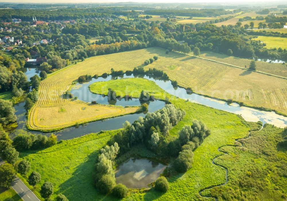 Aerial image Hamm - Curved loop of the riparian zones on the course of the river Muehlengraben in Hamm in the state North Rhine-Westphalia, Germany