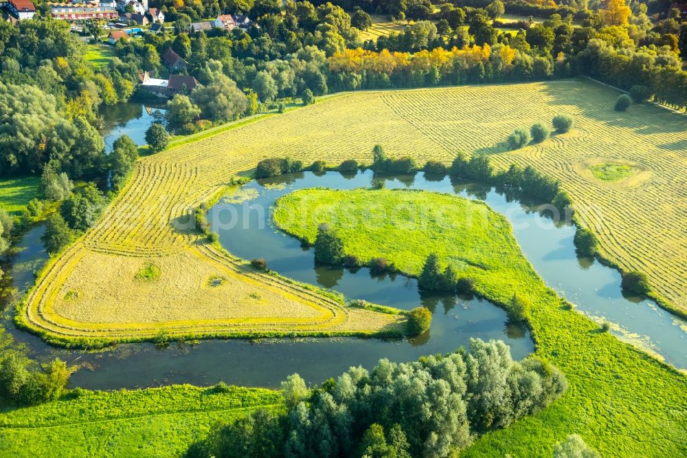 Aerial photograph Hamm - Curved loop of the riparian zones on the course of the river Muehlengraben in Hamm in the state North Rhine-Westphalia, Germany