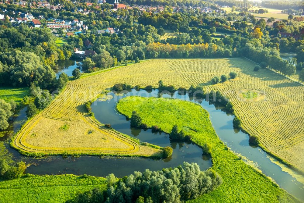 Aerial photograph Hamm - Curved loop of the riparian zones on the course of the river Muehlengraben in Hamm in the state North Rhine-Westphalia, Germany