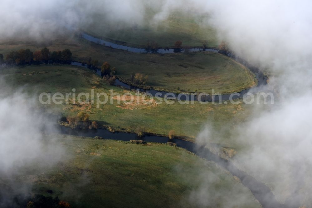 Spreenhagen from the bird's eye view: Curved loop of the riparian zones on the course of the river Nebel- und wolkenverhangenen in Spreenhagen in the state Brandenburg