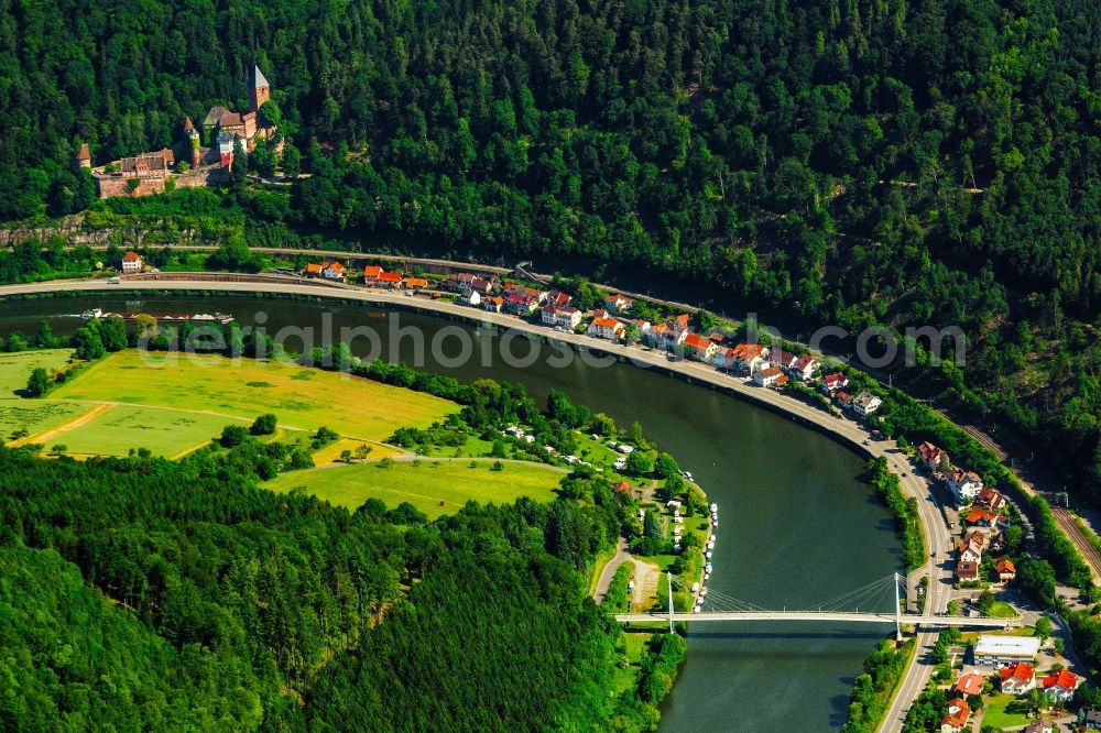 Aerial photograph Guttenbach - Curved loop of the riparian zones on the course of the river Neckar in Guttenbach in the state Baden-Wuerttemberg, Germany