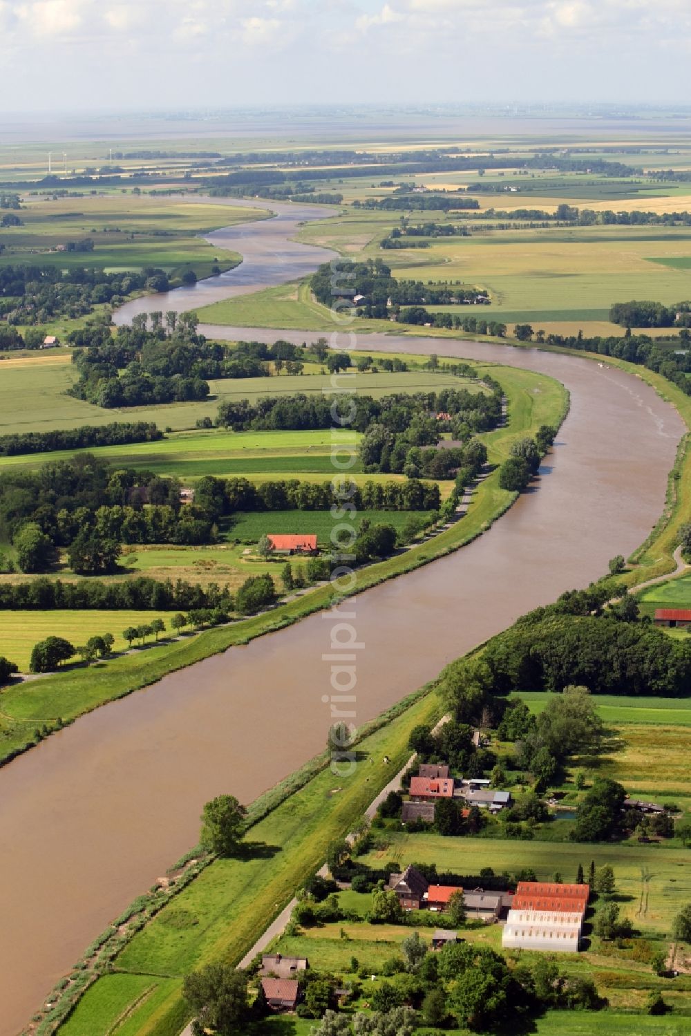 Neuhaus (Oste) from the bird's eye view: Curved loop of the riparian zones on the course of the river Neuhaus Buelkauer Kanal in Neuhaus (Oste) in the state Lower Saxony, Germany