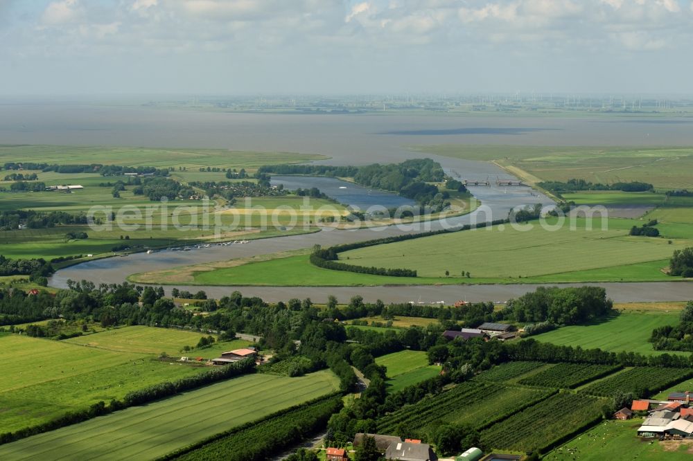 Aerial image Neuhaus (Oste) - Curved loop of the riparian zones on the course of the river Neuhaus Buelkauer Kanal in Neuhaus (Oste) in the state Lower Saxony, Germany