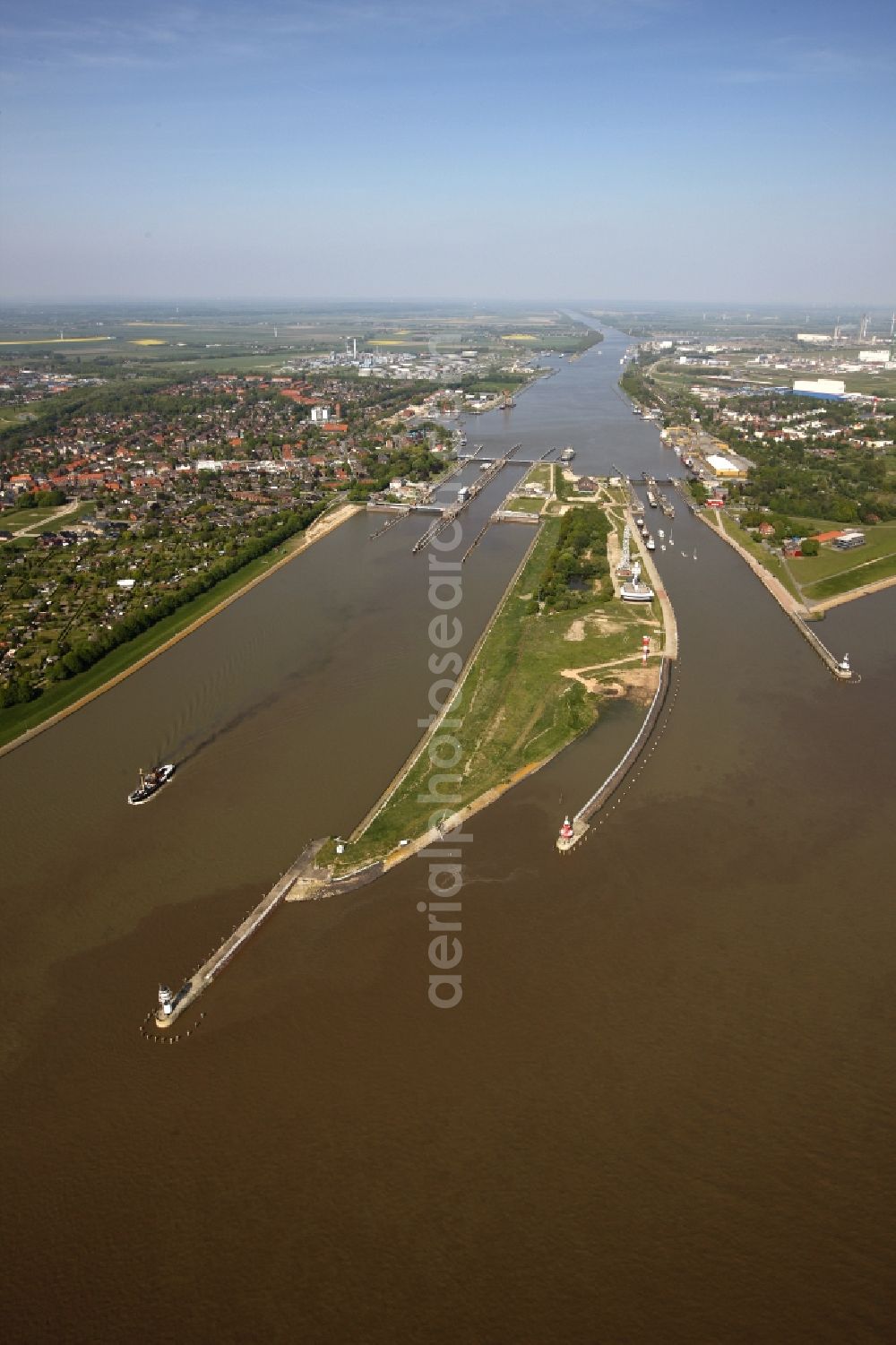 Aerial photograph Brunsbüttel - Shore areas of the Nord- Ostsee- Canal in Brunsbuettel in Schleswig-Holstein