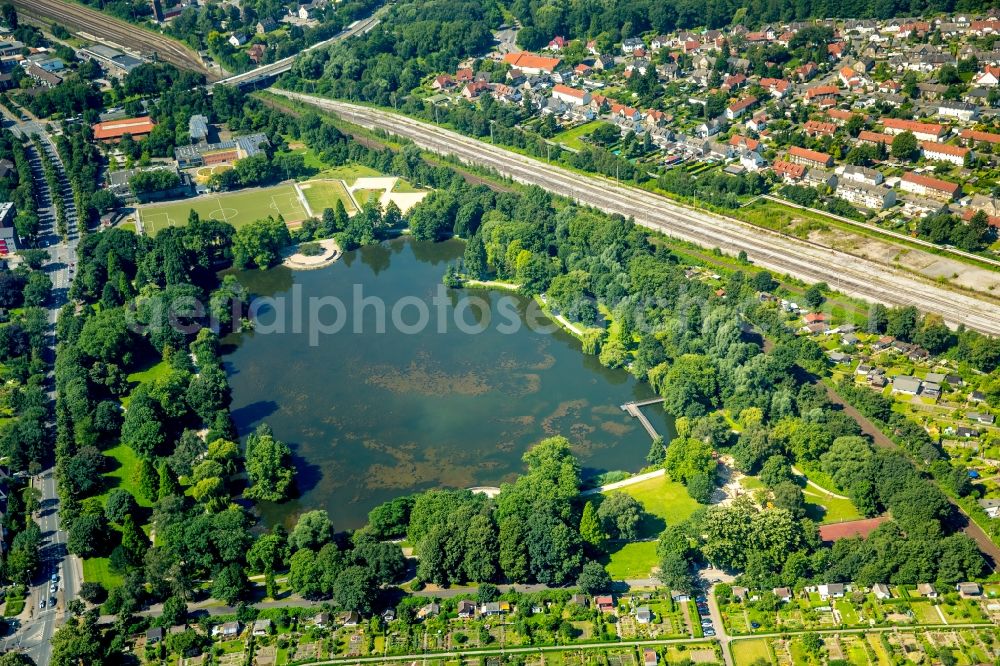 Aerial image Gladbeck - Shore areas of the North Park pond in Gladbeck in North Rhine-Westphalia