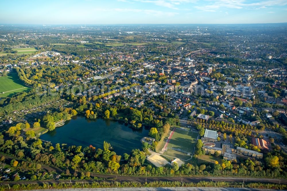 Gladbeck from above - Shore areas of the North Park pond in Gladbeck in North Rhine-Westphalia