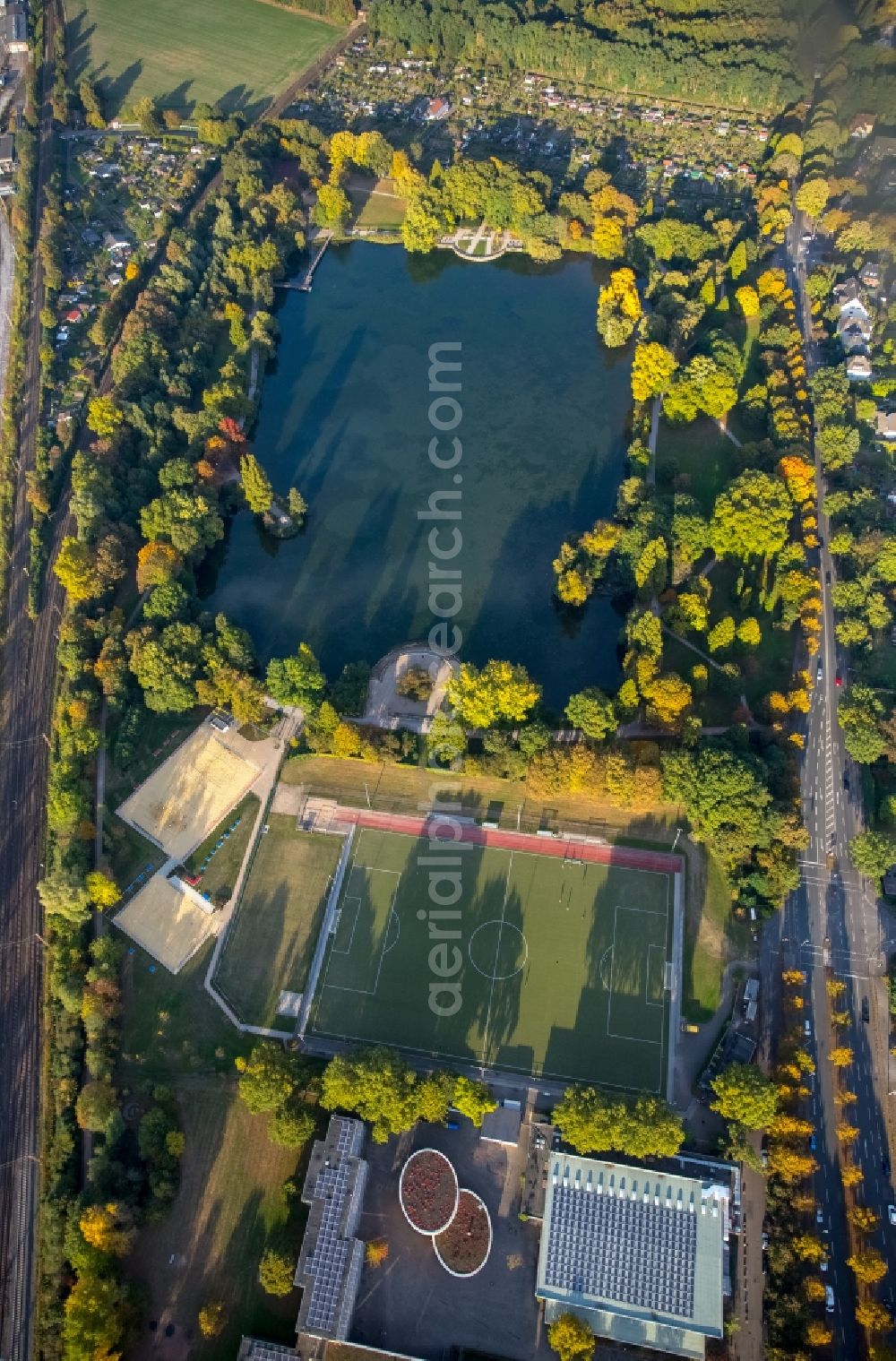 Aerial image Gladbeck - Shore areas of the North Park pond in Gladbeck in North Rhine-Westphalia