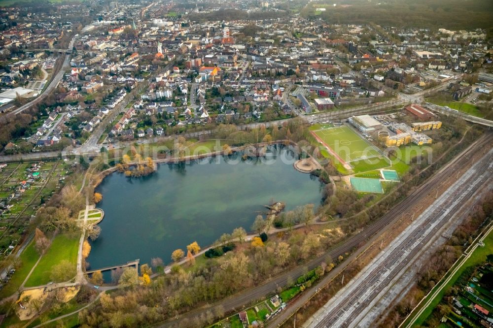 Gladbeck from the bird's eye view: Shore areas of the North Park pond in Gladbeck in North Rhine-Westphalia