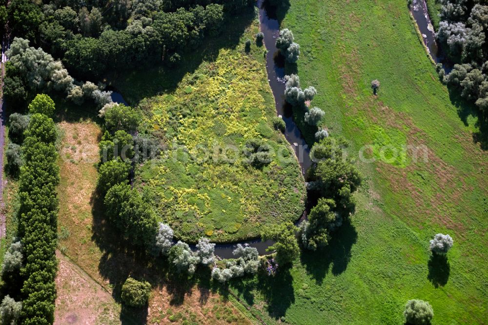 Aerial photograph Braunschweig - Curved loop of the riparian zones on the course of the river Oker in Brunswick in the state Lower Saxony, Germany