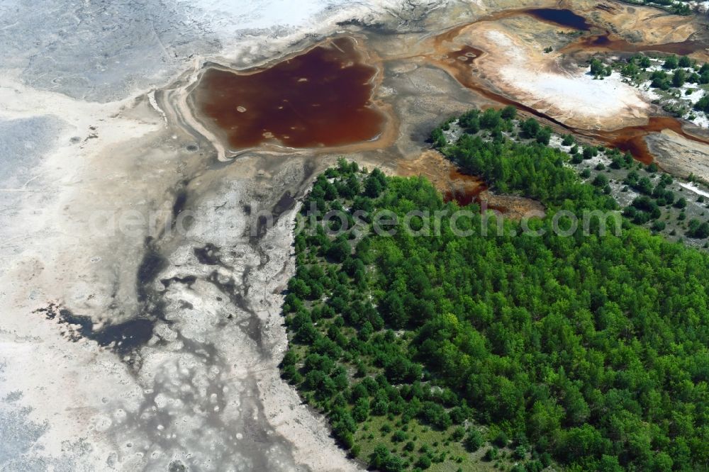 Wanninchen from the bird's eye view: Shore areas of flooded former lignite opencast mine and renaturation lake in Wanninchen in the state Brandenburg, Germany