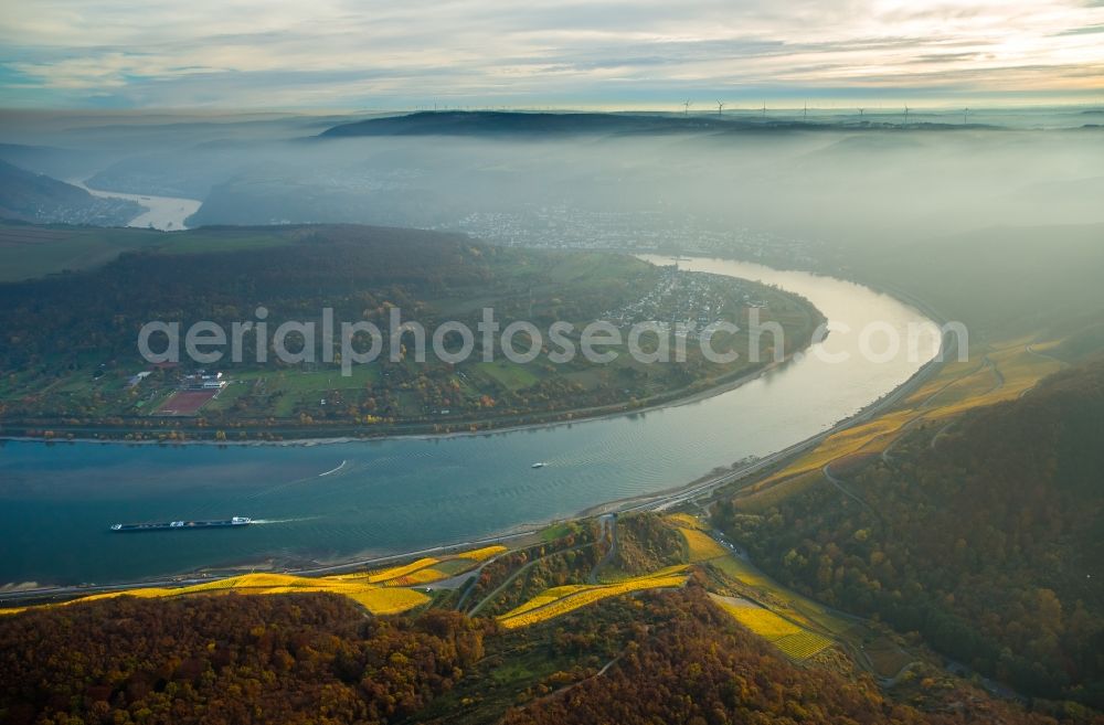 Boppard from the bird's eye view: Curved loop of the riparian zones on the course of the river Rhine in Boppard in the state Rhineland-Palatinate