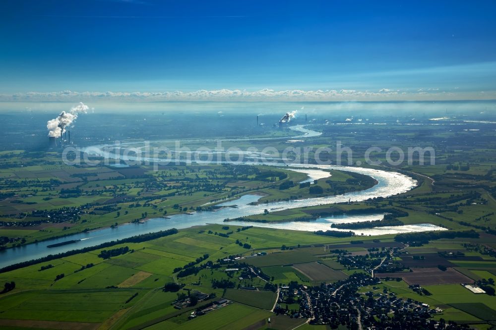 Aerial photograph Dinslaken - Curved loop of the riparian zones on the course of the river Rhein in Dinslaken in the state North Rhine-Westphalia