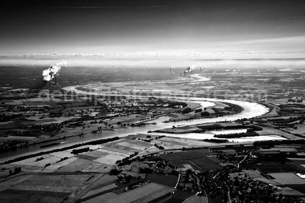 Dinslaken from above - Curved loop of the riparian zones on the course of the river Rhein in Dinslaken in the state North Rhine-Westphalia