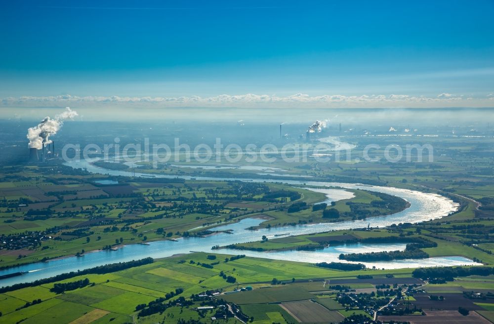 Dinslaken from the bird's eye view: Curved loop of the riparian zones on the course of the river Rhein in Dinslaken in the state North Rhine-Westphalia