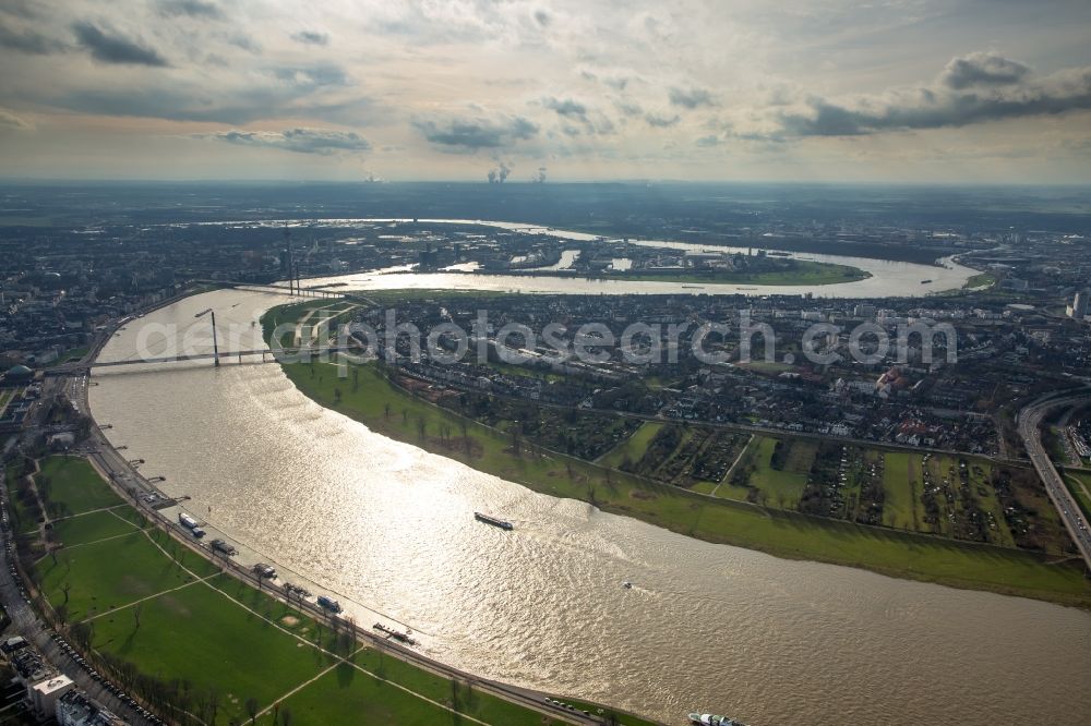 Aerial image Düsseldorf - Curved loop of the riparian zones on the course of the river Rhein in Duesseldorf in the state North Rhine-Westphalia