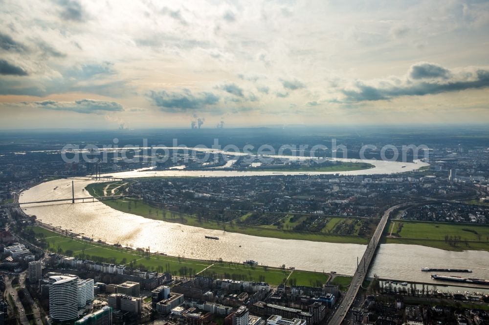 Aerial photograph Düsseldorf - Curved loop of the riparian zones on the course of the river Rhein in Duesseldorf in the state North Rhine-Westphalia