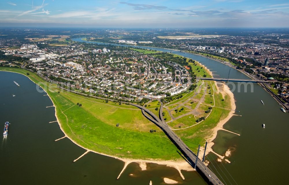 Aerial image Düsseldorf - Curved loop of the riparian zones on the course of the river Rhine in Duesseldorf in the state North Rhine-Westphalia