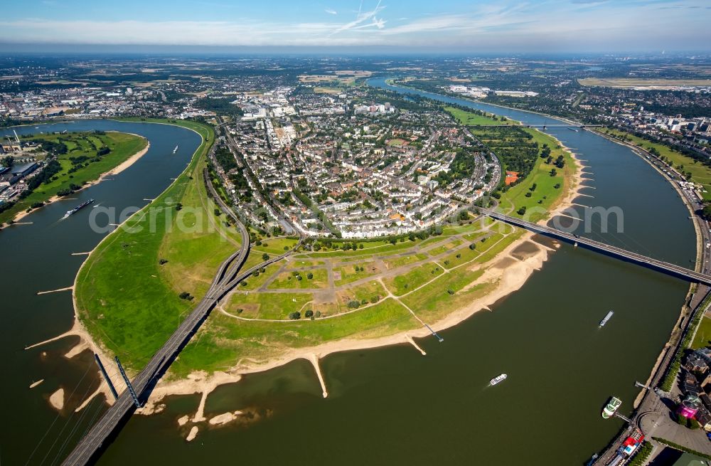 Aerial photograph Düsseldorf - Curved loop of the riparian zones on the course of the river Rhine in Duesseldorf in the state North Rhine-Westphalia