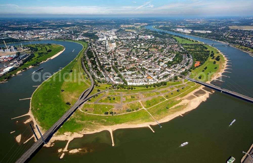 Düsseldorf from above - Curved loop of the riparian zones on the course of the river Rhine in Duesseldorf in the state North Rhine-Westphalia