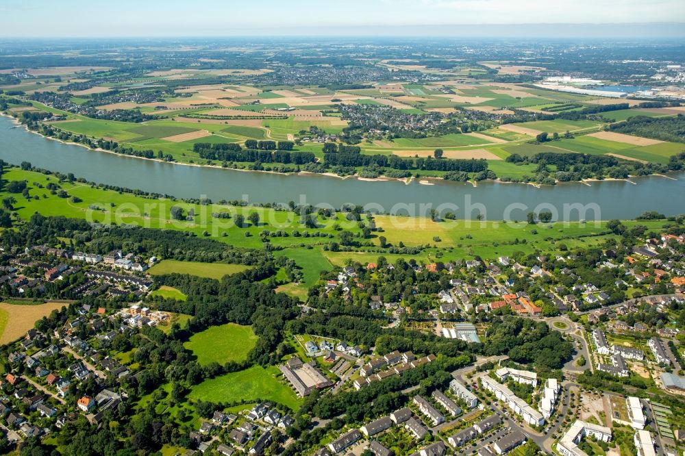 Düsseldorf from the bird's eye view: Curve on the course of the river Rhine with surrounding meadows, fields and villages in the district Wittlaer in Duesseldorf in the state North Rhine-Westphalia