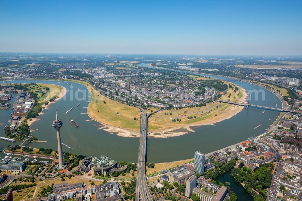 Düsseldorf from above - Curved loop of the riparian zones on the course of the river Rhine in Duesseldorf in the state North Rhine-Westphalia, Germany