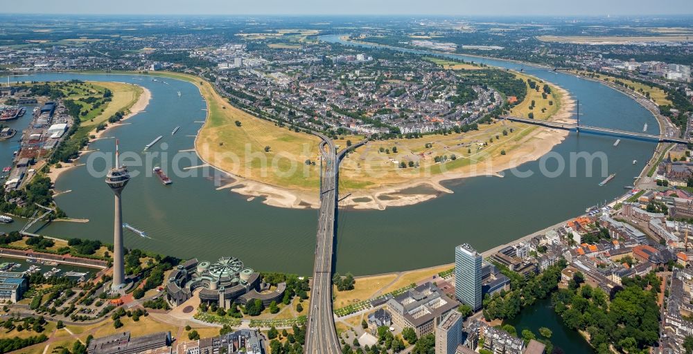 Düsseldorf from the bird's eye view: Curved loop of the riparian zones on the course of the river Rhine in Duesseldorf in the state North Rhine-Westphalia, Germany