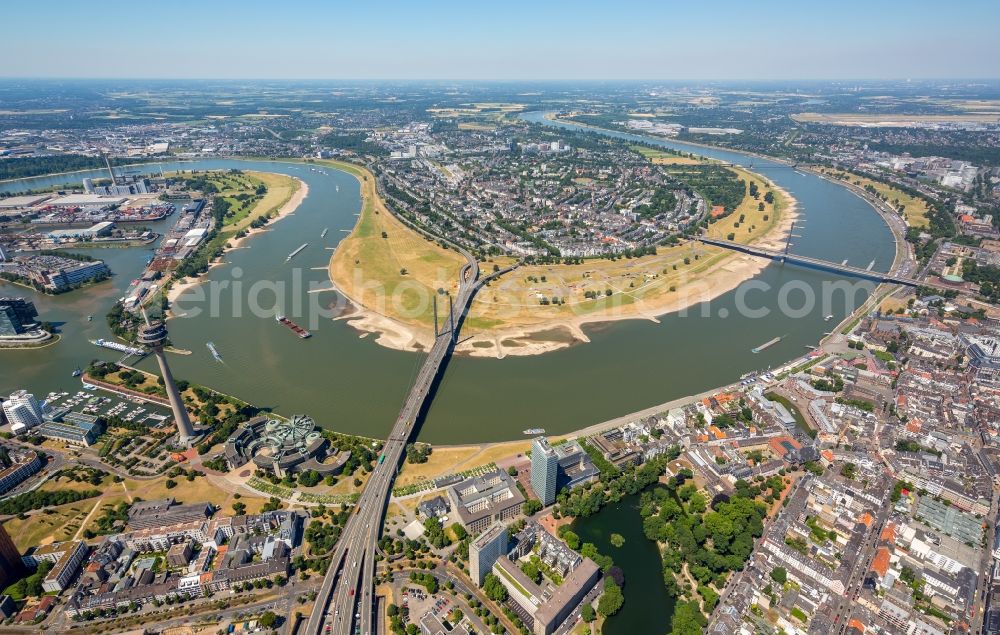 Aerial image Düsseldorf - Curved loop of the riparian zones on the course of the river Rhine in Duesseldorf in the state North Rhine-Westphalia, Germany