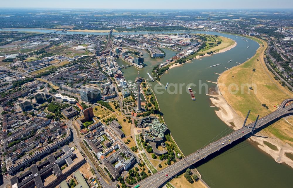 Aerial photograph Düsseldorf - Curved loop of the riparian zones on the course of the river Rhine in Duesseldorf in the state North Rhine-Westphalia, Germany