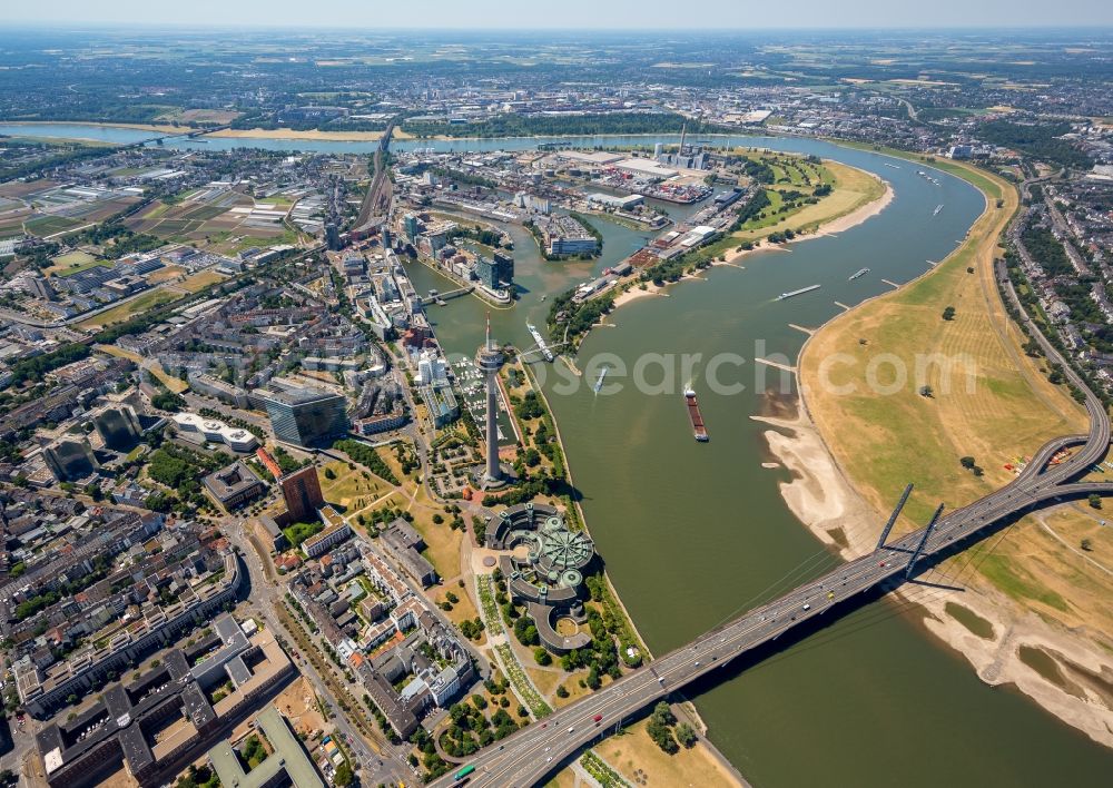 Düsseldorf from above - Curved loop of the riparian zones on the course of the river Rhine in Duesseldorf in the state North Rhine-Westphalia, Germany