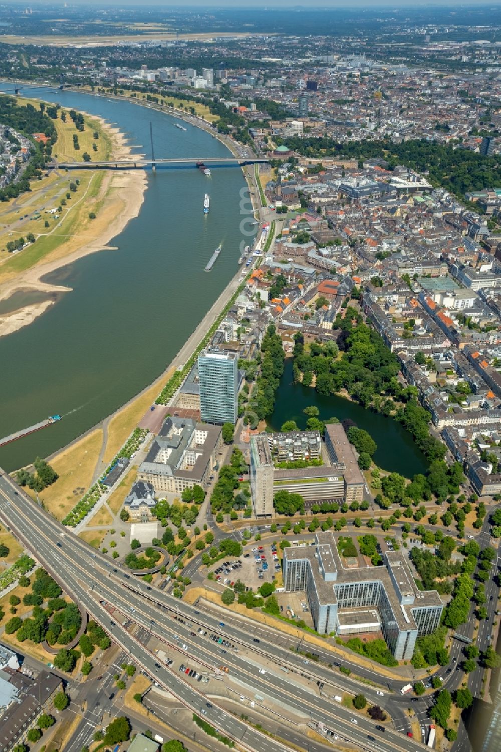 Düsseldorf from the bird's eye view: Curved loop of the riparian zones on the course of the river Rhine in Duesseldorf in the state North Rhine-Westphalia, Germany