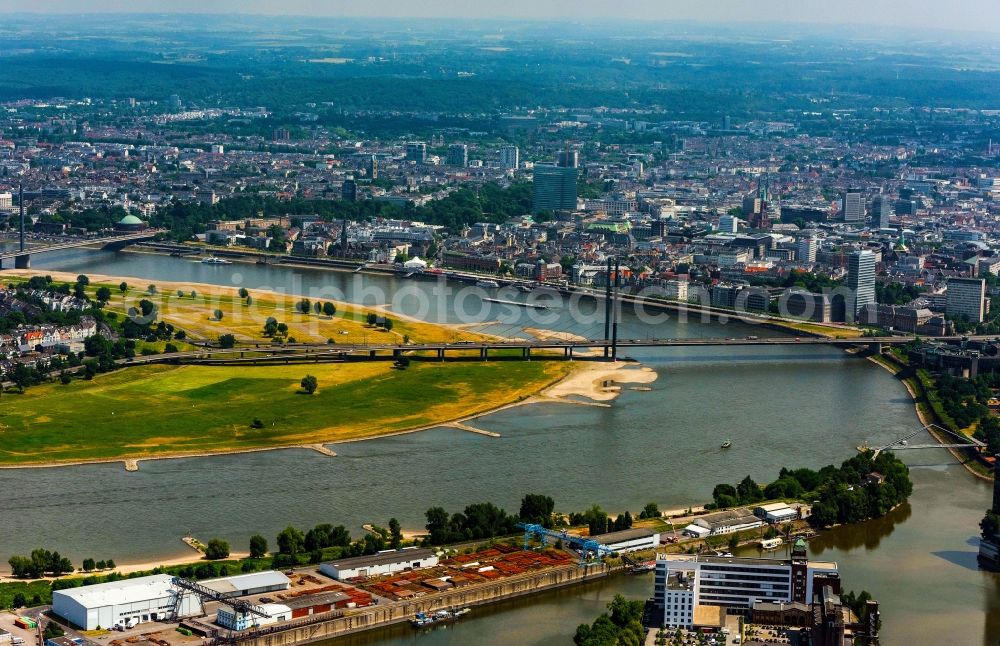 Aerial image Düsseldorf - Curved loop of the riparian zones on the course of the river of the Rhine river in Duesseldorf in the state North Rhine-Westphalia, Germany