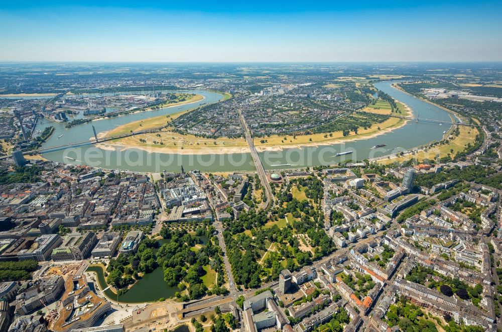 Düsseldorf from the bird's eye view: Curved loop of the riparian zones on the course of the river Rhine in Duesseldorf in the state North Rhine-Westphalia, Germany