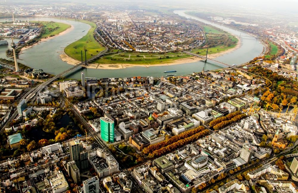 Düsseldorf from above - Curved loop of the riparian zones on the course of the river Rhine in Duesseldorf in the state North Rhine-Westphalia, Germany