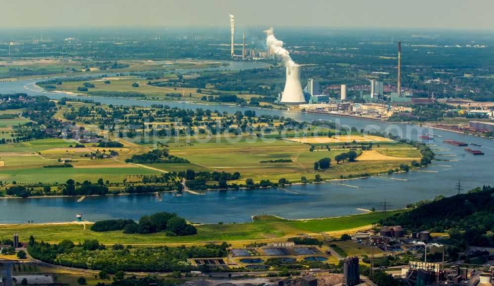 Duisburg from the bird's eye view: Curved loop of the riparian zones on the course of the river Rhine in Duisburg in the state North Rhine-Westphalia