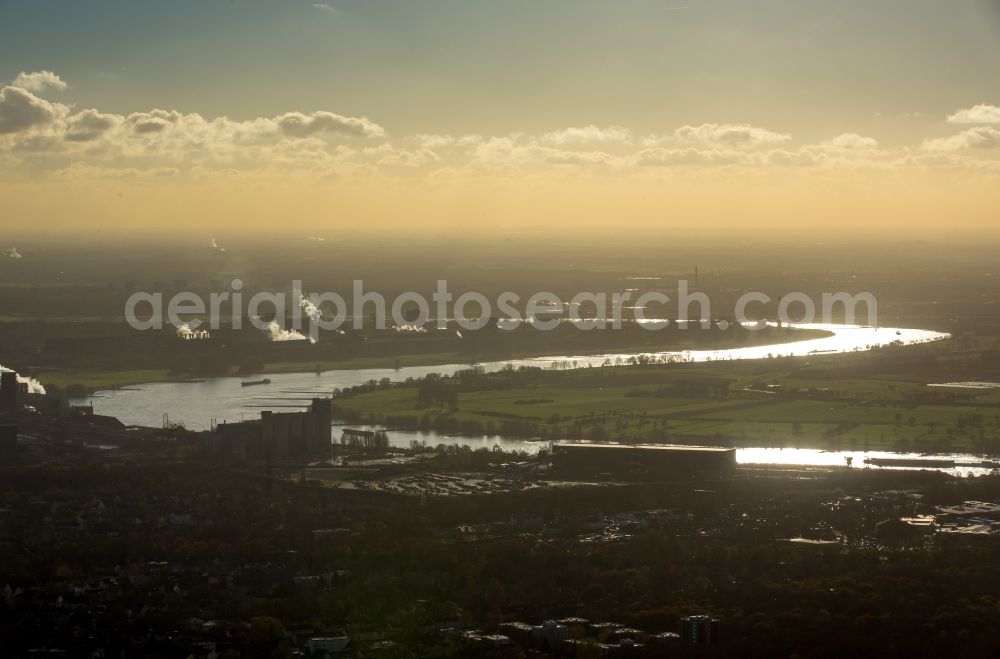 Duisburg Walsum from the bird's eye view: Curved loop of the riparian zones on the course of the river Rhine in Duisburg in the state North Rhine-Westphalia